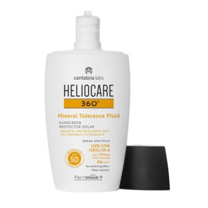 Eine weiße Flasche Sonnenschutzmittel HELIOCARE SO 360 TOLERANCE mit LSF 50 und Breitbandschutz steht neben einem schwarzen Deckel.
