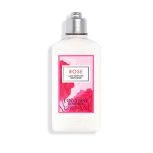 Die ROSE KÖRPERMILCH von LOccitane, 250 ml, besticht durch eine Flasche mit einem rosa Blumenetikett.