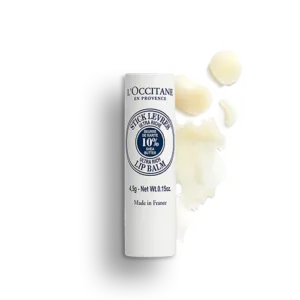 Eine weiße Tube SHEABUTTER LIPPENPFLEGESTIFT 10 % von LOccitane, ein 4,5 g schwerer, ultra-reichhaltiger Lippenbalsam mit 10 % Sheabutter und der Aufschrift „Made in France“ vor einem weißen Hintergrund.