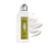 Flasche LOccitane Verveine Körpermilch mit grünem Etikett neben einem Klecks weißer Lotion.
