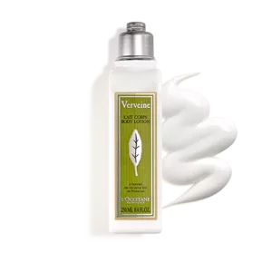 Flasche LOccitane Verveine Körpermilch mit grünem Etikett neben einem Klecks weißer Lotion.