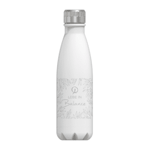 Die Mariahilf Trinkflasche 500ml ist eine weiße, wiederverwendbare Wasserflasche mit grauem Blumendesign und dem Text „Lebe in Balance“ auf dem Etikett.