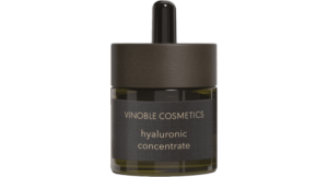 Tropfflasche mit dunkler Kappe und Etikett mit der Aufschrift „Vinoble Cosmetics, Hyaluronkonzentrat.“.