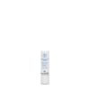 Eine weiße Tube LIPPENSCHUTZ STICK mit KARITÉBUTTER und OMEGA 6 Lippenbalsam steht aufrecht vor einem schlichten, hellgrauen Hintergrund.