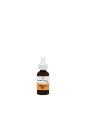 Eine kleine Tropfflasche aus braunem Glas mit der Aufschrift "VITAMIN C 20%* Konzentrierter Aktivstoff in Tropfen" steht aufrecht vor einem schlichten weißen Hintergrund.
