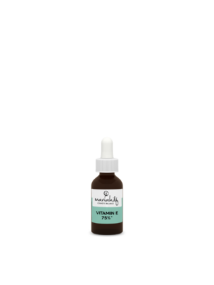 Eine braune Glastropfflasche mit der Aufschrift "VITAMIN E 75%* Konzentrierter Aktivstoff in Tropfen" steht aufrecht vor einem schlichten weißen Hintergrund.