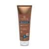 Eine braune Tube mit der Aufschrift BRÄUNUNGS INTENSIVIERENDE CREME PRE & AFTER SUN steht aufrecht vor einem weißen Hintergrund.