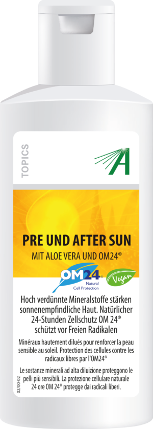 Auf einer weißen Flasche mit gelbem Etikett steht „SCHÜSSLER PRE+AFTER SUN“ und enthält Aloe Vera und OM24®. Beschreibungen auf Deutsch und Französisch betonen die Vorteile des Sonnenschutzes.