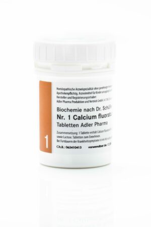 Eine weiße Medikamentenflasche mit der Aufschrift „SCHUESS 1 CALC FL D12 ADL“ sowie Dosierungs- und Herstellerangaben.