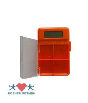 Der orangefarbene PILLENTIMER DIGI ist ein elektronischer Pillendosierer mit Digitalanzeige und vier Fächern mit transparentem Deckel. Er trägt unten links ein Logo aus zwei Figuren mit einem Herz und dem Text „Rosner GesmbH“.