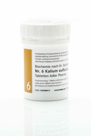 Eine weiße Medikamentenflasche mit der Aufschrift „SCHUESS 6 KAL SULF D 6 ADL“ von Adler Pharma und einem braunen Etikettenstreifen steht auf einer reflektierenden Oberfläche.