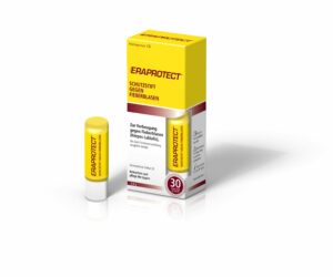 Eraprotect Lippenbalsam wird in einer gelb-weißen Verpackung geliefert. Auf der Verpackung steht „ERAPROTECT SCHUTZSTIFT gegen Fieberblasen“ mit einem 30-Tage-Garantiesymbol.