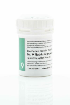 Auf einer weißen Flasche mit grünem Etikett steht „SCHUESS 9 NA PHOS D 6 ADL“, ein homöopathisches Arzneimittel der Firma Adler Pharma.
