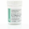 Auf einer weißen Plastikflasche mit grünem Etikett und der Zahl 9 steht: „SCHUESS 9 NA PHOS D 6 ADL Natrium Phosphoricum Tabletten Adler Pharma.“.