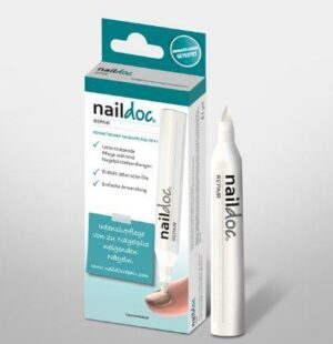 Ein Nagelpflegestift weist neben seiner Verpackung mit der Aufschrift „NAILDOC REP.NAGELPILZ STIFT“ auf die intensive Nagelpflege hin.
