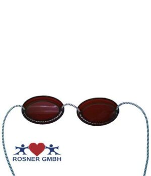 SCHUTZBRILLE UV: Rote ovale Brille, verbunden durch eine gestreifte Kordel und mit einem Logo aus zwei Figuren und einem Herz sowie der Aufschrift „ROSNER GMBH“ versehen.