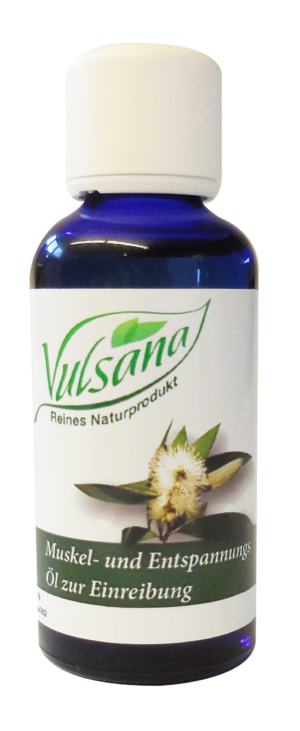 Eine blaue Glasflasche mit weißem Verschluss mit der Aufschrift „VULSANA MUSKEL +ENTSPANN.OEL“ zeigt ein Blumenbild. Der deutsche Text lautet: „Muskel- und Entspannungsöl zur Einreibung.
