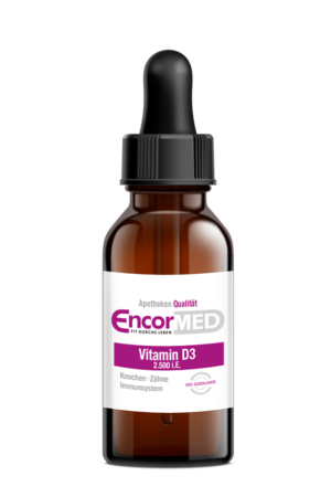 Eine braune Tropfflasche mit der Aufschrift „ENCORMED VIT D3 2500IE TR“ und einem Text zur Unterstützung von Knochen, Zähnen und Immunsystem.