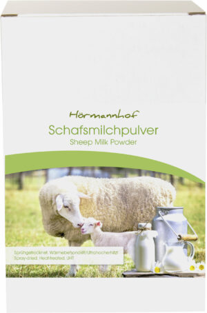 Auf der Verpackung von SCHAFSVOLLMIL PLV Schafmilchpulver ist ein Schaf mit Lamm abgebildet, dazu eine Metallmilchkanne und eine Glasflasche. Der Text enthält „Hörmannhof“ und Produktinformationen in Deutsch.