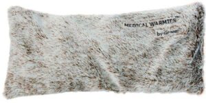 Ein rechteckiges Heizkissen aus Kunstfell mit weicher Textur und teilweise sichtbarem „MEDICAL HOT LAV MELIERT“ von Green auf der Oberfläche.