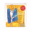 Transparenter Beutel mit zwei Tuben WIDMER-O.P.ALLDAY SOMIL50DUO Sonnenschutz, LSF 50+, mit der Abbildung einer Person in Badebekleidung und Sonnenhut, die auf ein Duopack-Angebot hinweist.