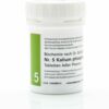 Weißes Kunststoffbehältnis mit der Aufschrift „SCHUESS 5 KAL PHOS D 6 ADL“, grünem Etikett und weißem Schraubverschluss, enthält homöopathische Tabletten von Adler Pharma.