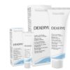 Drei Packungen DEXERYL CR Creme und zwei Tuben (eine große, eine kleine) sind auf weißem Hintergrund abgebildet. Das Produkt von Pierre Fabre Dermatologie verfügt über eine mehrsprachige Beschriftung.