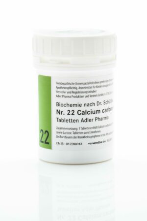 Die homöopathischen Tabletten von Adler Pharma befinden sich in einem weißen Behälter mit der Aufschrift „SCHUESS 22 CALC CARB D12 ADL“ mit deutschem Text.