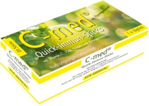 Schachtel mit C-MED QUICK IMMUN STICKS, einem Nahrungsergänzungsmittel mit Vitamin C, Zink, Histidin und Pflanzenextrakt. Die leuchtend grüne und gelbe Verpackung verfügt über einen deutschen Text.
