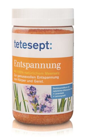Ein Glas TETESEPT MEERSALZ ENTSPANN Badesalz mit Lavendel und Zitronengras, dessen Etikett mit Lavendelblüten verziert ist.