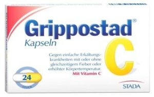 Packung GRIPPOSTAD C KPS, 24 Kapseln. Im deutschen Text steht, dass es Erkältungssymptome mit/ohne Fieber behandelt und Vitamin C enthält.