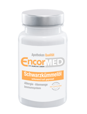 Eine Flasche mit der Aufschrift „ENCORMED SCHWARZK OEL KPS“, auf der die Qualität und Verwendung zur Unterstützung von Allergien, Atemwegen und Immunsystem hervorgehoben werden.