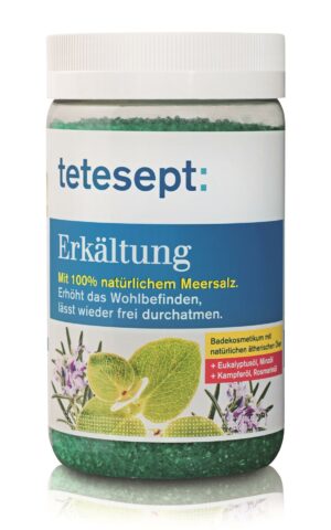 TETESEPT MEERSALZ ERKAELT. Die Badesalzpackung enthält einen deutschen Text mit detaillierten Angaben zum natürlichen Meersalz und den ätherischen Ölen, unter anderem Eukalyptus, Minze, Kampfer und Rosmarin.
