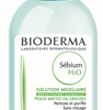 Eine 250-ml-Flasche BIODERMA SEB H2O REINLSG Mizellenlösung für Mischhaut oder fettige Haut mit grünem Verschluss.