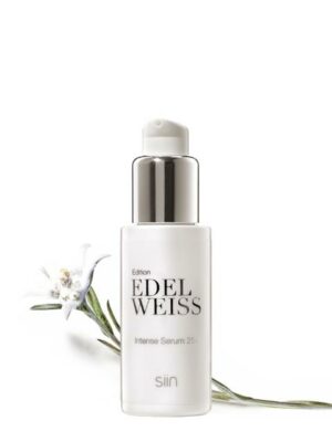 Eine weiß-silberne Pumpflasche SIIN EDELWEISS SERUM 25+, daneben eine Edelweißblüte.