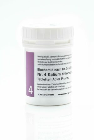 Weißes Plastikbehältnis mit der Aufschrift „SCHUESS 4 KAL CHLOR D 6 ADL“ und Dosierungsanleitung. Enthält 400 Lactosetabletten. Modell: B8.