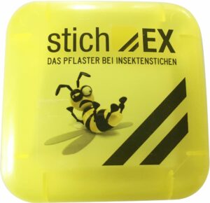 Auf dem Deckel einer gelben „STICH EX“-Dose ist eine Comic-Biene abgebildet und ein deutscher Text beschreibt das Produkt als Pflaster gegen Insektenstiche.