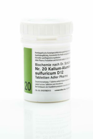 In einem weißen Behälter mit der Aufschrift „SCHUESS 20 KALALSULF D12 ADL“ befinden sich homöopathische Tabletten der Firma Adler Pharma.