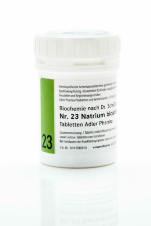 Ein weißer Kunststoffbehälter mit der Aufschrift „SCHUESS 23 NA BICARB D12 ADL“ und deutschem Text enthält homöopathische Tabletten von Adler Pharma.