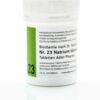 Weißes Behältnis mit der Aufschrift „SCHUESS 23 NA BICARB D12 ADL“ und grün-schwarzem Design, enthält homöopathische Tabletten von Adler Pharma.