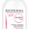 Klare Flasche BIODERMA SENS H2O REINLSG Mizellenwasser mit rosa Verschluss, enthält eine 250 ml Lösung zum Entfernen von Make-up und zur Pflege empfindlicher Haut.