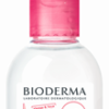 Eine Flasche BIODERMA SENS H2O REINLSG Mizellenwasser mit rosa Verschluss.