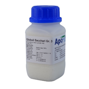 Plastikflasche mit der Aufschrift „GLOBULI SACCHARI HAB GR3 APO“ und blauem Verschluss, enthält kleine weiße Körnchen.