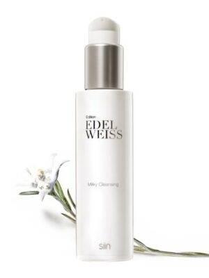 Eine weiße „SIIN EDELWEISS MILKY CLEANS“-Flasche mit silbernem Verschluss steht aufrecht, begleitet von einer Edelweißblüte.