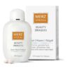 Eine Flasche und eine Schachtel MERZ SPEZ DRG BEAUTY H/H/NAE, formuliert für Haut, Haare und Nägel, werden ausgestellt. Die Flasche enthält 120 Dragees, daneben liegen zwei Pillen.
