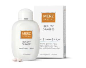 Eine Flasche und eine Schachtel MERZ SPEZ DRG BEAUTY H/H/NAE, formuliert für Haut, Haare und Nägel, werden ausgestellt. Die Flasche enthält 120 Dragees, daneben liegen zwei Pillen.