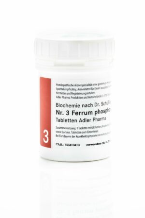 Bei dem Produkt handelt es sich um eine weiße Plastikflasche mit der Aufschrift „SCHUESS 3 FERR PHOS D12 ADL“ von Adler Pharma mit deutschem Text und der Zahl 3.