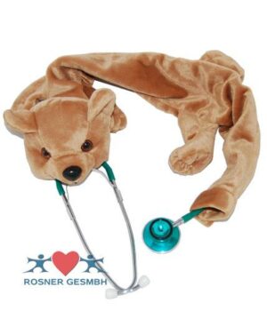 Dargestellt ist ein Stethoskop, das in eine plüschige Teddybärhülle eingewickelt ist. Darunter zeigt das Logo zwei stilisierte Figuren und ein Herz mit dem Text „Rosner GmbH“, der sich auf das Produkt STETHOSKOP ROS UEBERZ.BAER bezieht.