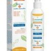 Eine Puressentiel-Sprühflasche und ihre Schachtel mit der Aufschrift „PURESSENTIEL LUFTREIN.SPRAY zur Linderung von Hautirritationen“ sowie Text- und Blattgrafiken.