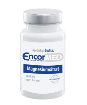 Weiße Flasche mit der Aufschrift „MAGN CITR KPS ENCORMED“ und deutschem Text, der darauf hinweist, dass es Muskeln, Herz und Nerven unterstützt.